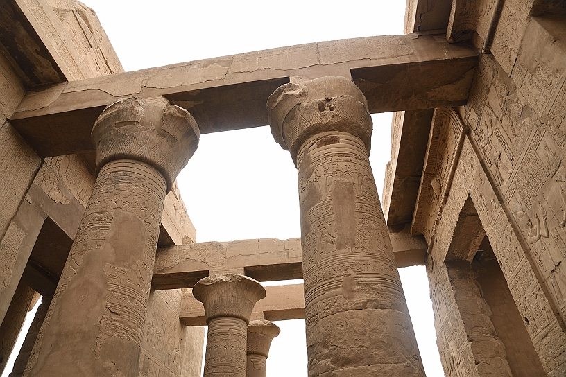 35 MAK_6353.jpg - Le sommità delle colonne spesso sbocciano in forme che richiamano il papiro, simbolo del basso Egitto.